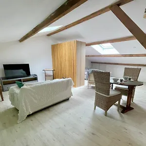 https://les-vieux-platanes.fr-provencehotel.com